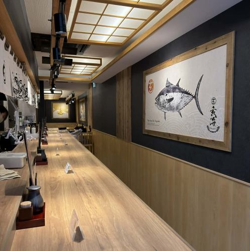 <p>カウンターは8席。お一人のランチなどさくっと海鮮丼、手巻き寿司を楽しみたい際にご利用いただけます。</p>
