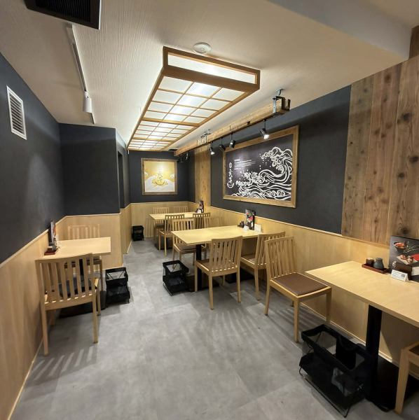 テーブルは12席。ゆったりした空間で海鮮丼、手巻き寿司をお酒と共に楽しみたい方におすすめ。