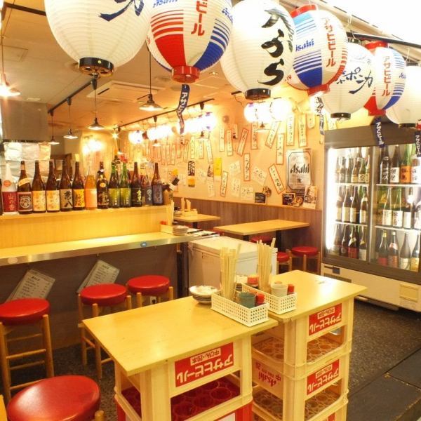 Counter and table seats ♪ A wide selection of shochu and sake is lined up at the entrance ♪