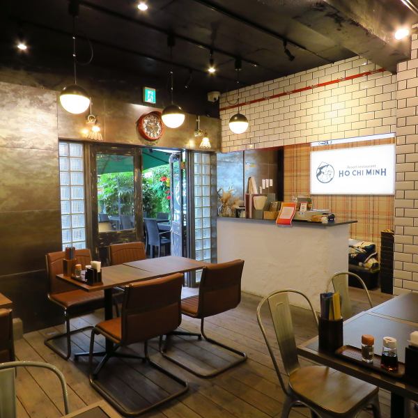 【池袋1b出口から徒歩2分！気軽に楽しめるカジュアルレストラン】当店は本場ベトナムの味をより多くの方に味わってもらえるよう、アットホームなお店作りを心掛けております。落ち着いた雰囲気の店内でゆっくりランチ、お酒も楽しんでご宴会と様々なシーンでご利用ください！