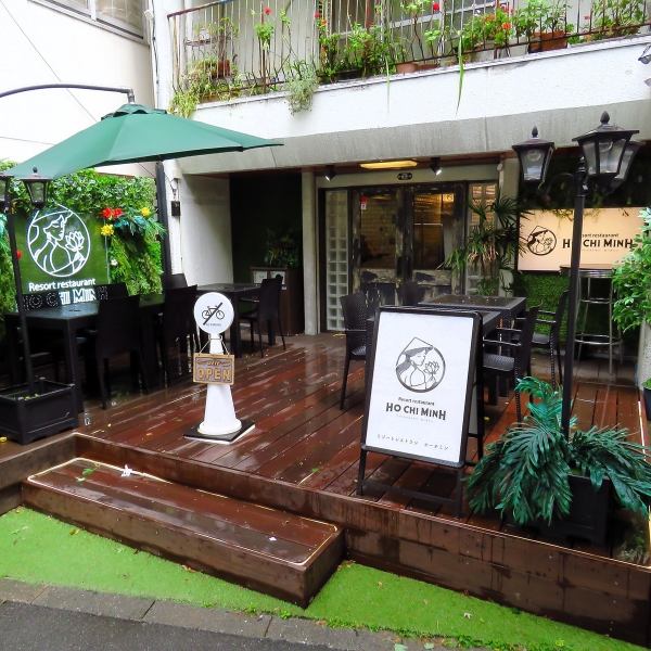 【外の風を感じながらお食事を】当店はテラスのお席もございます！夕方の涼しいお時間にはテラスでのお食事がオススメ！都心にいながら、ベトナムの風を感じられるお店です！ご希望の際はお気軽にスタッフまで♪