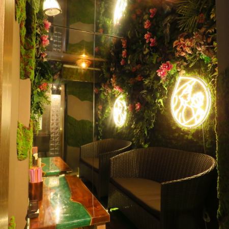 カップルでのご来店も大歓迎！2名様がけのテーブルのお席です。
