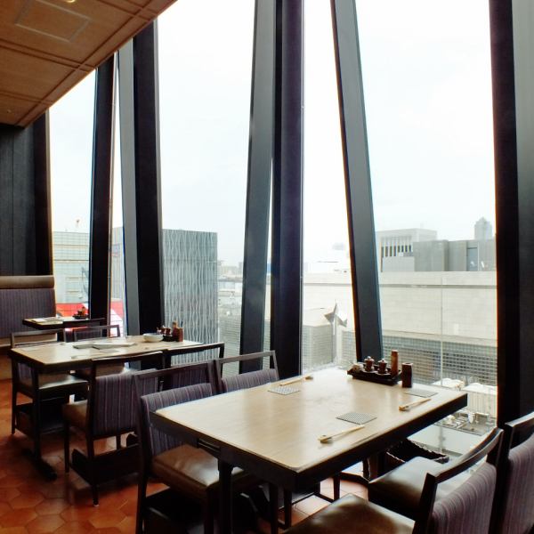 [感覺像開放的大窗戶★]窗戶準備可供2至4人使用的桌椅。從東急廣場11樓欣賞銀座市的夜景，一邊欣賞我們原汁原味的日本料理。