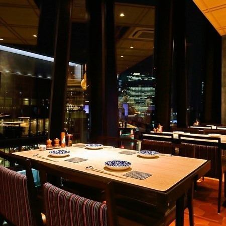 【開放感のあるダイナミック夜景】窓際には2名様~4名様でご利用いただけるテーブル席をご用意。銀座NOVO11階から銀座の街並み、夜景を眺めながら当店自慢の創作和食をお楽しみください。