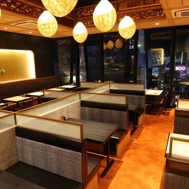 【会社帰り、お買い物の合間にも★】窓際の4名様テーブル席はお買い物や、会社帰りのお食事にもおすすめの銀座の夜景が見えるお席です。4名がけのソファ席は3方向を囲まれているので周りが気になりません。ソファー席は8卓ございます。本格和食でおもてなしさせていただきます。