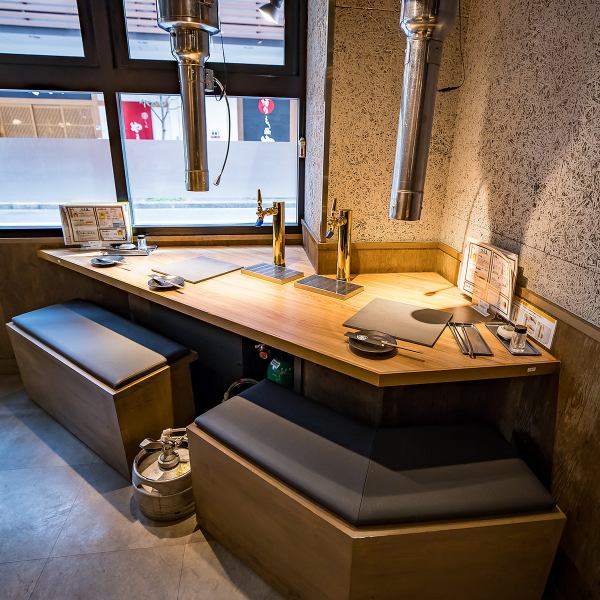 木の温もりと質感が心地よい雰囲気を演出する、ゆったりとした造りになっております。隠れ家のような居心地の良い空間で、心ゆくまでお食事をお楽しみください♪落ち着いた照明と洗練された内装が、食事の時間をより特別なものにします。ご家族やご友人とのお食事、恋人とのデートなど、幅広いシーンでのご利用に最適です。