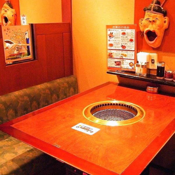 無煙ロースター完備！煙の匂いを心配しないで焼肉が楽しめます。4名テーブルは5卓をご用意。