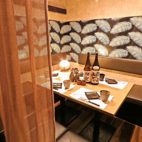 ■ご宴会に人気の掘りごたつ完全個室4名～12名様■掘りごたつの完全個室でゆったりおくつろぎいただけます。接待やプライベートな飲み会、周りを気にせず過ごしたい時におすすめ。人気のため予約必須です！他にもお席は、ソファー半個室、ソファーテーブル席、2名がけテーブル席など様々で、どんなシーンにも対応できます！