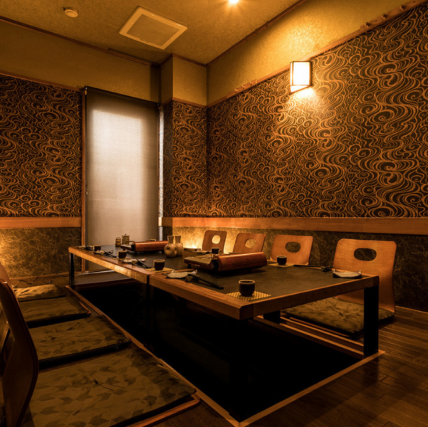 ■ご宴会に人気の掘りごたつ完全個室4名~12名様■掘りごたつの完全個室でゆったりおくつろぎいただけます。接待やプライベートな飲み会、周りを気にせず過ごしたい時におすすめ。人気のため予約必須です!他にもお席は、ソファー半個室、ソファーテーブル席、2名がけテーブル席など様々で、どんなシーンにも対応できます!
