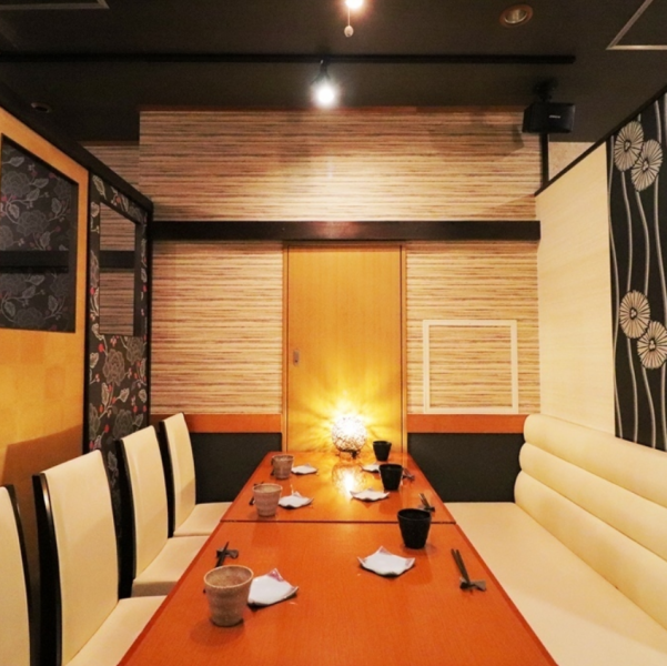 ■ソファ席半個室は最大8名様までOK■半個室とはいえ、奥にあるので周りからは見えず、プライベート感満載のお席です。会社帰りのデートや、親しいご友人・ご家族とのお食事に最適です。JR田町駅芝浦口徒歩3分、都営地下鉄三田駅徒歩5分の好立地◎沖縄ブランド豚しゃぶしゃぶと共に贅沢な時間をお過ごしくださいね♪