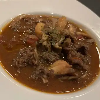 和牛牛肉和蘑菇用紅酒和味噌醬慢燉