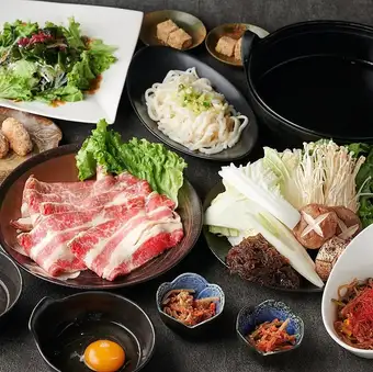 【允许吸烟】【牛肉寿喜烧套餐】享用我们特选牛肉搭配自制寿喜烧酱汁！6000日元，包含2小时畅饮！