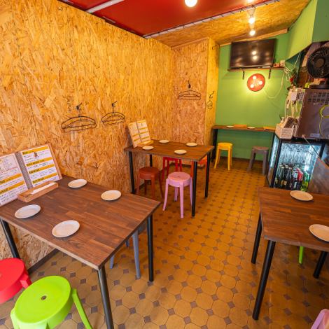 ≪アットホームな雰囲気でお食事をお楽しみ下さい！≫当店では、2名様用のカウンター席とテーブル席を１卓ずつ、4名様用テーブル席を２卓ご用意しております。お仕事終わりや休日の飲み会など、幅広いシーンで是非ご利用ください！