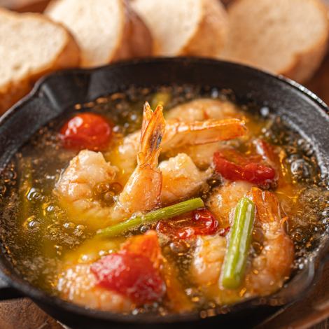 【某有名シェフ直伝！】サクサクのバケット付き♪海老のアヒージョ　935円