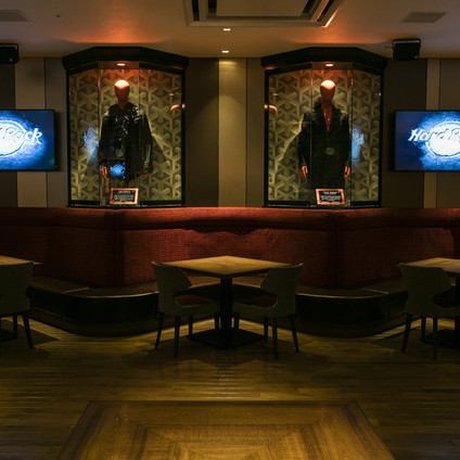 有名アーティストの衣装や楽器が飾られたゴージャスな店内♪雰囲気の良い店内は、デートや記念日のお食事会などにオススメです！