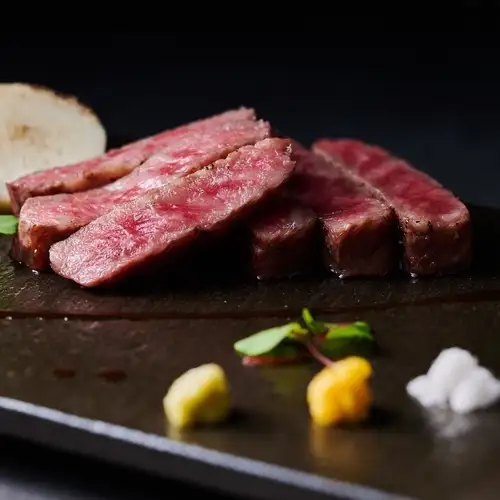 肉も魚も酒も存分に。