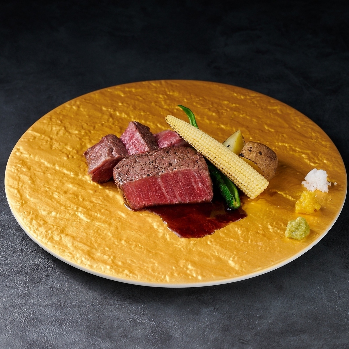 最高レベルのA5黒毛和牛を使った薪焼きメニューを複数ご用意