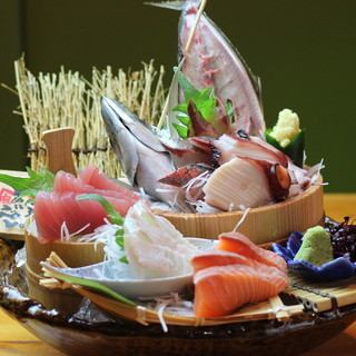有经典生鱼片、海鲜沙拉、寿司等多种鲜鱼菜单♪