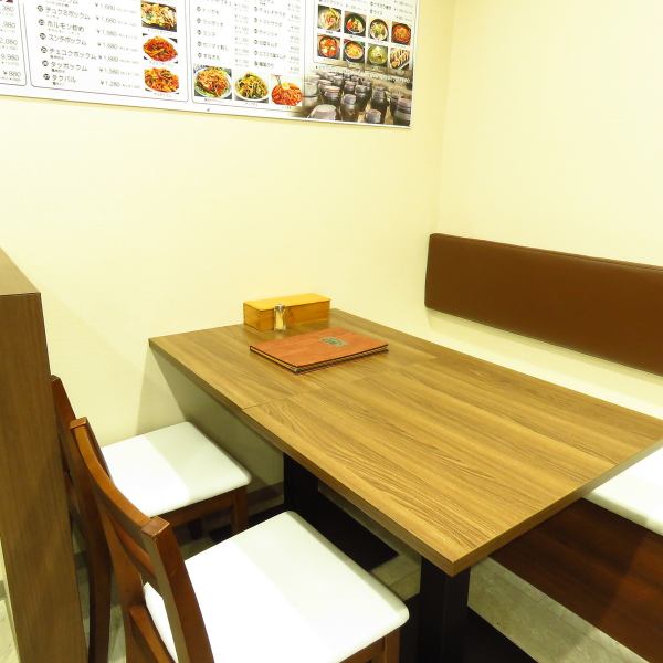 4～6名様までご利用できるテーブル席！少人数の会社飲み会や、友人との飲み会にぴったり！アットホームな空間で本場の韓国料理をお愉しみいただけます！もちろんお1人様の利用も歓迎。川崎で韓国料理を楽しむなら「韓国家庭r料理いも」へ♪