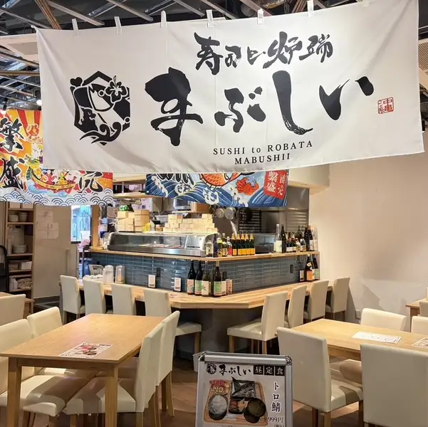 様々なシーンに対応可能です◎お一人様でのランチや、お仕事帰りのサク飲みにぴったりなカウンター席は8席ご用意。職人の手さばきを眺めながら、握り寿司や銘酒をゆっくりと味わう贅沢なひとときをお過ごしいただけます。また、ご友人同士のお食事やご家族連れには、ゆったりと寛げる4名様用テーブル席がオススメです♪