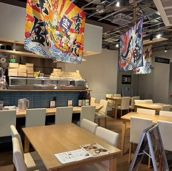店内にはテーブル席やカウンター席を合わせて24席を完備。少人数～グループでのご利用まで幅広く対応いたします。さらに、風が心地よいテラス席もございます♪11:00～24:00までの通し営業なので、時間を気にせずお楽しみいただけます。昼飲み、ランチ、ディナー、飲み会など、お客様のスタイルに合わせてご利用ください！