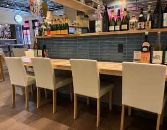 お一人様でのランチや、お仕事帰りのサク飲みにぴったりなカウンター席を完備。スタッフの調理風景を眺めながら、握り寿司を味わうのも乙なもの◎日本酒やウイスキーを片手に、ゆっくりと過ごす贅沢なひとときをどうぞ。