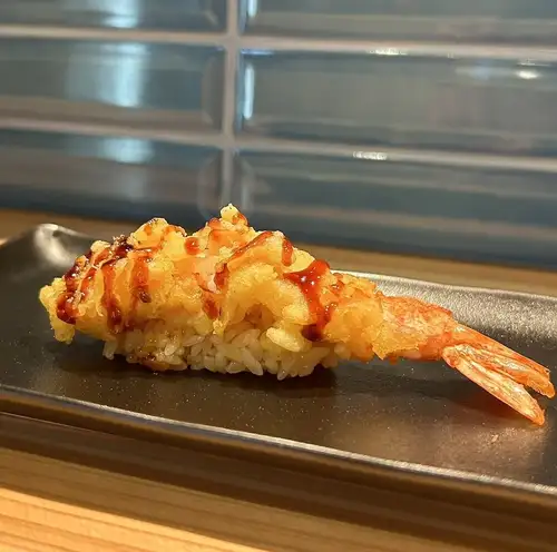 テーブル席で沖縄料理宴会