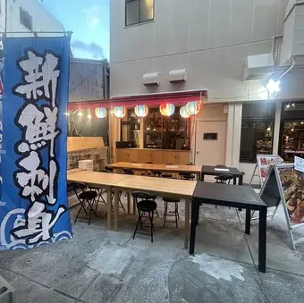 開放感抜群！沖縄の心地よい風を感じられるテラス席もございます。11時からの通し営業なので、ランチはもちろん、明るいうちからで乾杯する昼飲みにもオススメです♪MAKISHI CARNIVALの雰囲気を感じながら、ゆったりとお過ごしください。