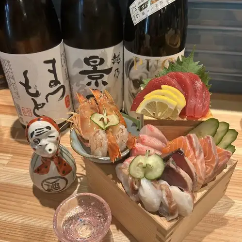 見た目も華やか！その日の目利きで仕入れる「刺身盛」