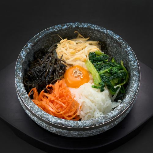 石頭煮熟的石鍋拌飯
