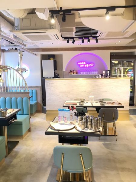 店内はSNS映えスポットが盛りだくさん！お客様の好きなK-POPを１曲リクエストいただければ、店内モニターで映像として流すことも可能です★