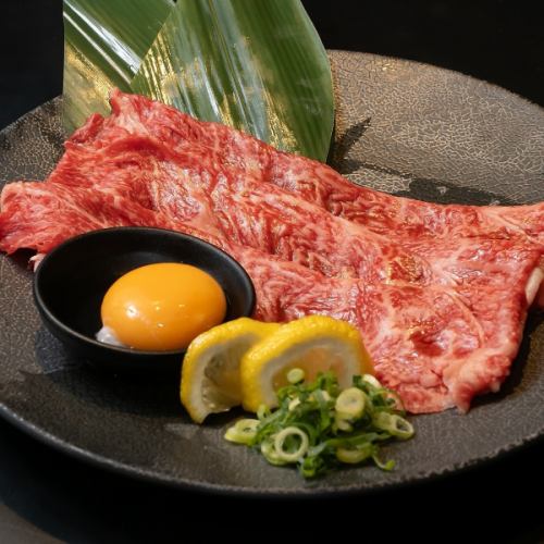 【贅沢の極み】とろける和牛を目の前で炙る!香ばしさと卵のコクが絡み合う、至高の和牛炙りすき焼き。