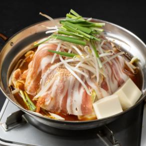 這道肉火鍋色香味俱全,以大量的肉類為主要食材!鮮美的肉汁融入特製的慢火熬煮的湯底中,味道濃鬱醇厚,讓人忍不住喝光最後一滴。這道菜富含蔬菜和營養,與親朋好友一起享用一定會大受歡迎!來一杯雞尾酒,盡情品嚐這美味的肉類吧!