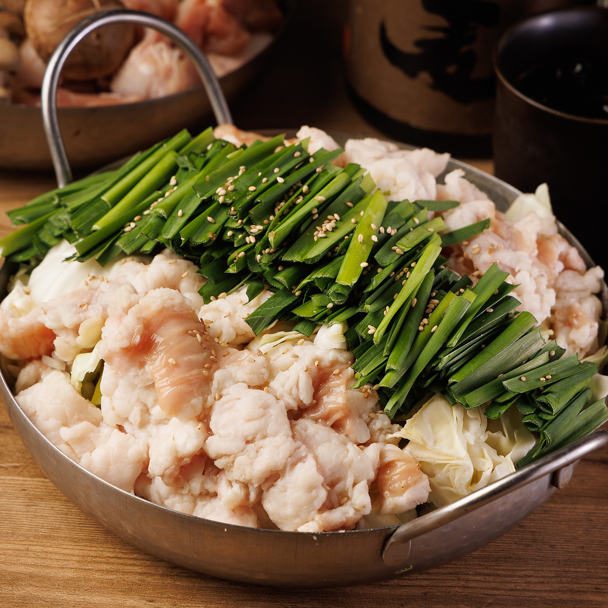 Enjoy the bouncy texture and the delicious broth that permeates every bite! Savor this classic, exquisite motsunabe (offal hot pot)!