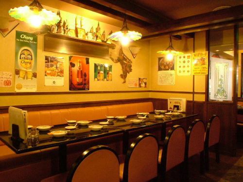 異国情緒溢れる空間の店内。少人数からグループまで、シーンに合わせて柔軟にご利用いただけます。