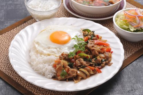 C パッガパォガイ(焼肉ご飯)