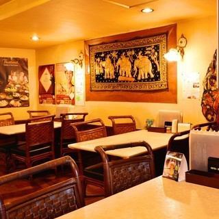 タイを思わせる温かみのあるインテリアと調度品が、まるで現地にいるかのような空間を演出。日常の喧騒を離れ、旅行にきたような気分で自慢の本格タイ料理をお楽しみください。ゆったりとした時間が流れる大人の空間です。お待ちしております♪