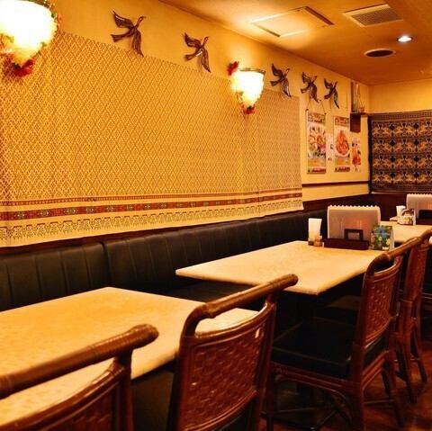 都会の喧騒から離れた隠れ家的な空間で、心ゆくまで寛ぎのひとときを。間接照明の柔らかな光と、タイをイメージした暖色系のインテリアが心地よい雰囲気を演出します。気の合うご友人や大切な方との語らいの場に最適です。ぜひご利用ください★