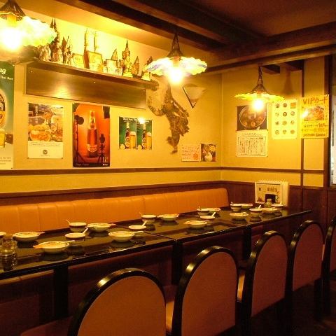 華やかな装飾とタイムード溢れる店内で、女子会・打ち上げ・パーティー・二次会を盛り上げます。彩り豊かなタイ料理を囲み、賑やかに会話を楽しめます。ゆったりとしたテーブル席で、仲間とシェアしながら本場の味を存分にご堪能ください!