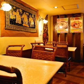 使い勝手のいいシンプルなスタンダードテーブルは普段使いから、女子会などのお集まりにも利用しやすいです!