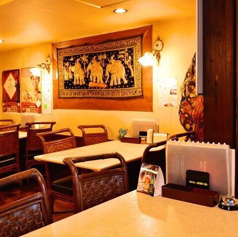 お子様連れも歓迎!ご家族でや友人とお料理をシェアしながら、賑やかにタイの味を楽しむのに最適なテーブル席です。