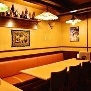 ゆったりと寛げる片側ソファー席は、女子会やデートに大人気。美味しい料理を囲み、リラックスしたひとときを。