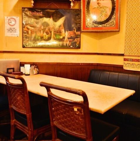 タイをイメージした暖色系のインテリアが心地よい雰囲気を演出します。気の合うご友人や大切な方との語らいの場に最適です。