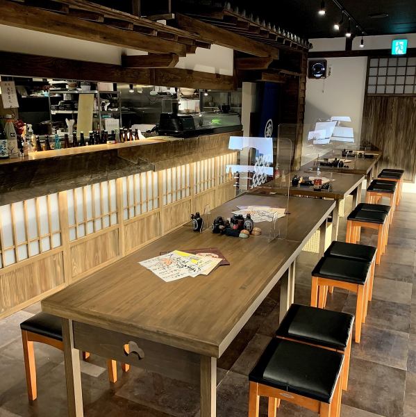 [Table seats] Table seats overlooking the particular interior of the store.There is also an open kitchen ★ It is a short walk from Higashi Kakogawa Station ♪