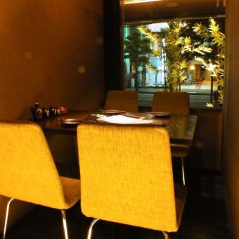 [Semi-private table room] The stylish table seats have partitions so you can eat without worrying about the surroundings.