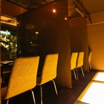 【テーブル半個室】光の回廊がある人気の『光の間』は、仕切りがあるので周りを気にせずゆっくりお食事が出来ます。