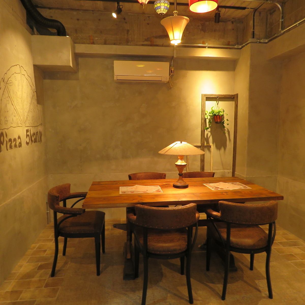 席を繋げることで柔軟に対応！コンパクトながらも宴会しやすい♪