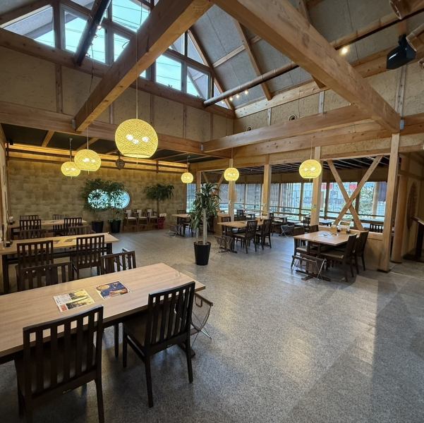 【アットホームな雰囲気でいつまでも居たくなる♪】お一人様でも入りやすいカジュアルで明るい雰囲気も魅力の一つです。また、当店ではカウンター席・2名様かけテーブル席・4名様かけテーブル席をそれぞれご用意しました。即予約・リクエスト予約も可能ですので、お気軽にお問い合わせください！