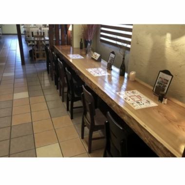 [Counter seats] We also have counter seats that can be used for everyday meals such as singles and couples.