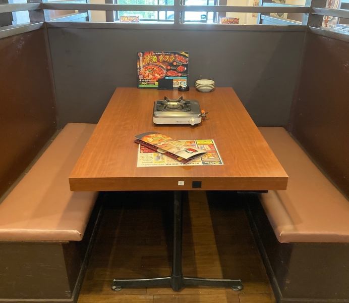 ゆったり会話ができる３～４人のボックス席を４ブース設けております